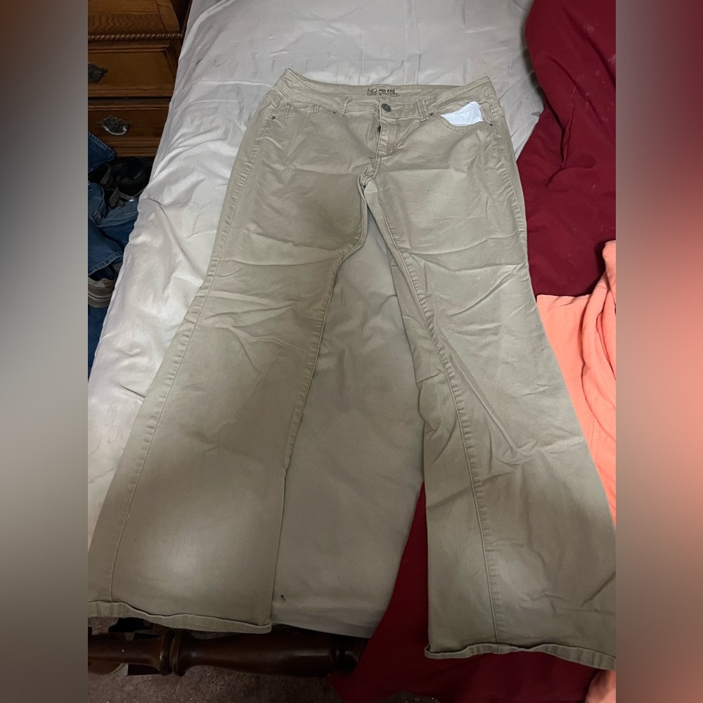 Women’s NO BOUNDARIES Khaki Bootcut jeans